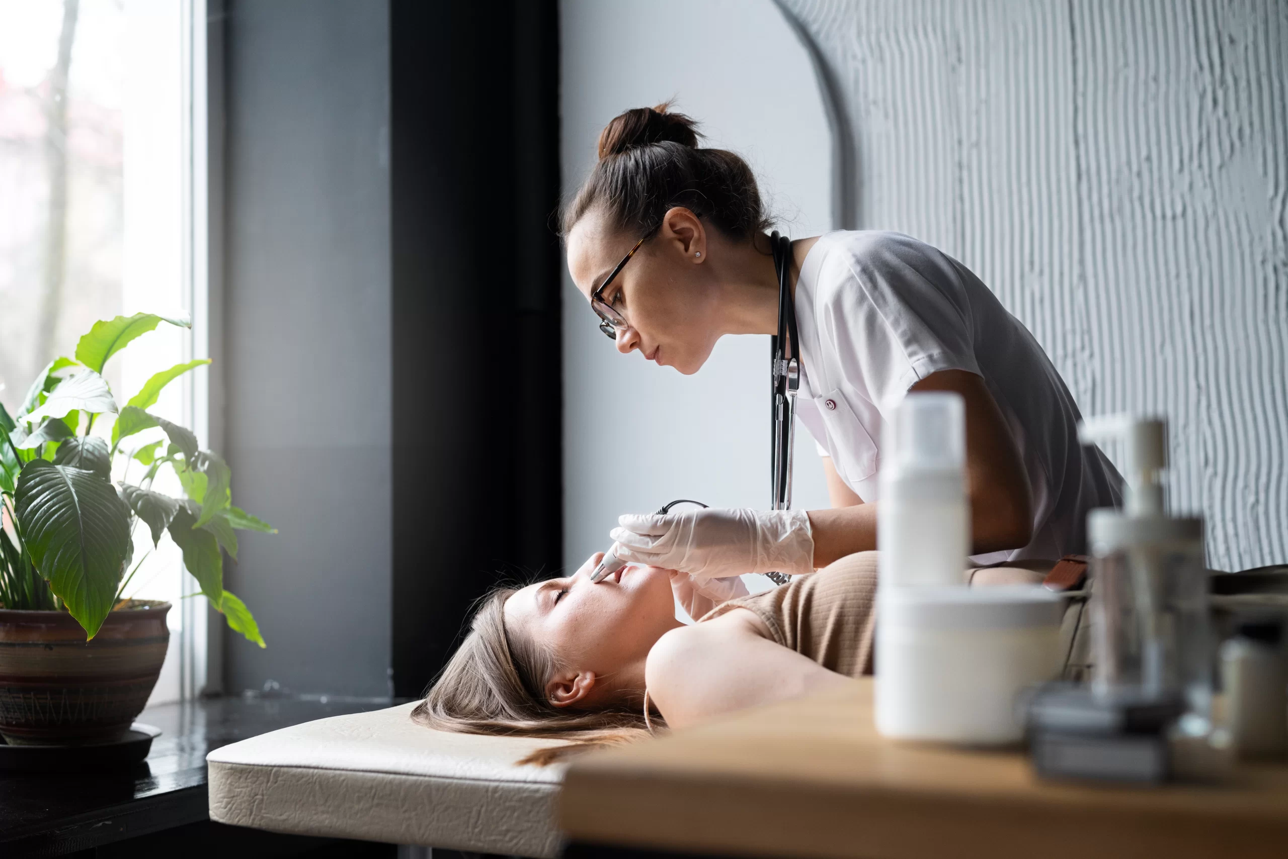 A female doctor who have professional beauty certificate that help people to do facial.